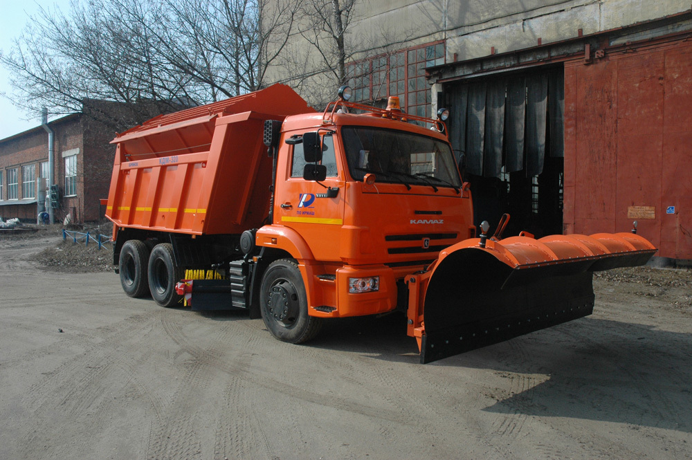 Комплексная дорожная машина КДМ-320 с комплектом оборудования для зимнего содержания дорог